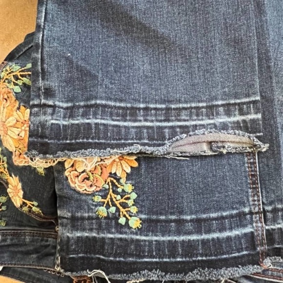 GRACE IN LA EMBROIDERED EASY FIT BOOT CUT JEANS FRAYED HEM SIZE 30 X 33 - Picture 8 of 10